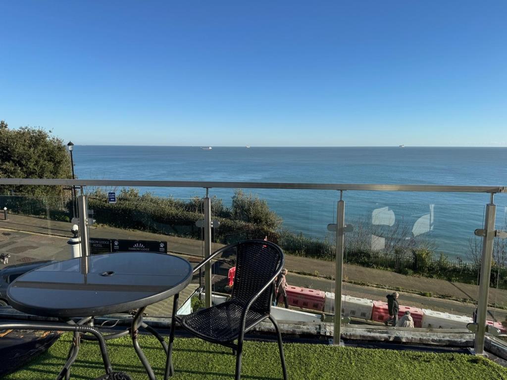 Lot: 89 - FREEHOLD CLIFF TOP HOTEL WITH TWENTY EN-SUITE GUEST ROOMS AND STUNNING VIEWS - The beautiful view from one of the front bedrooms